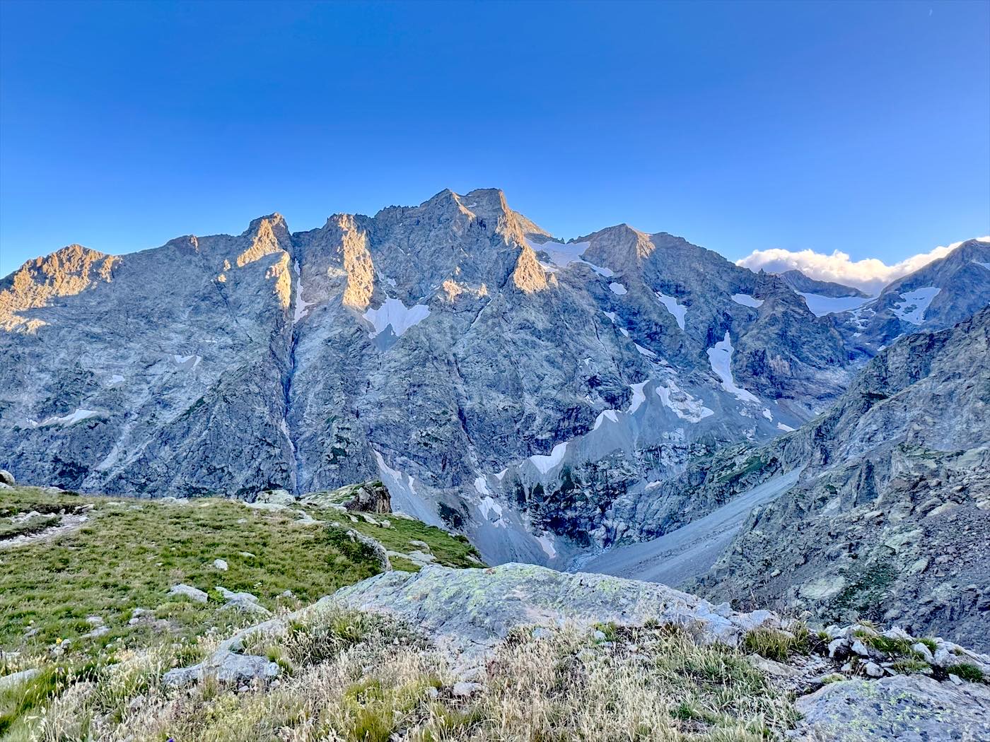 Le massif des Écrins, en face